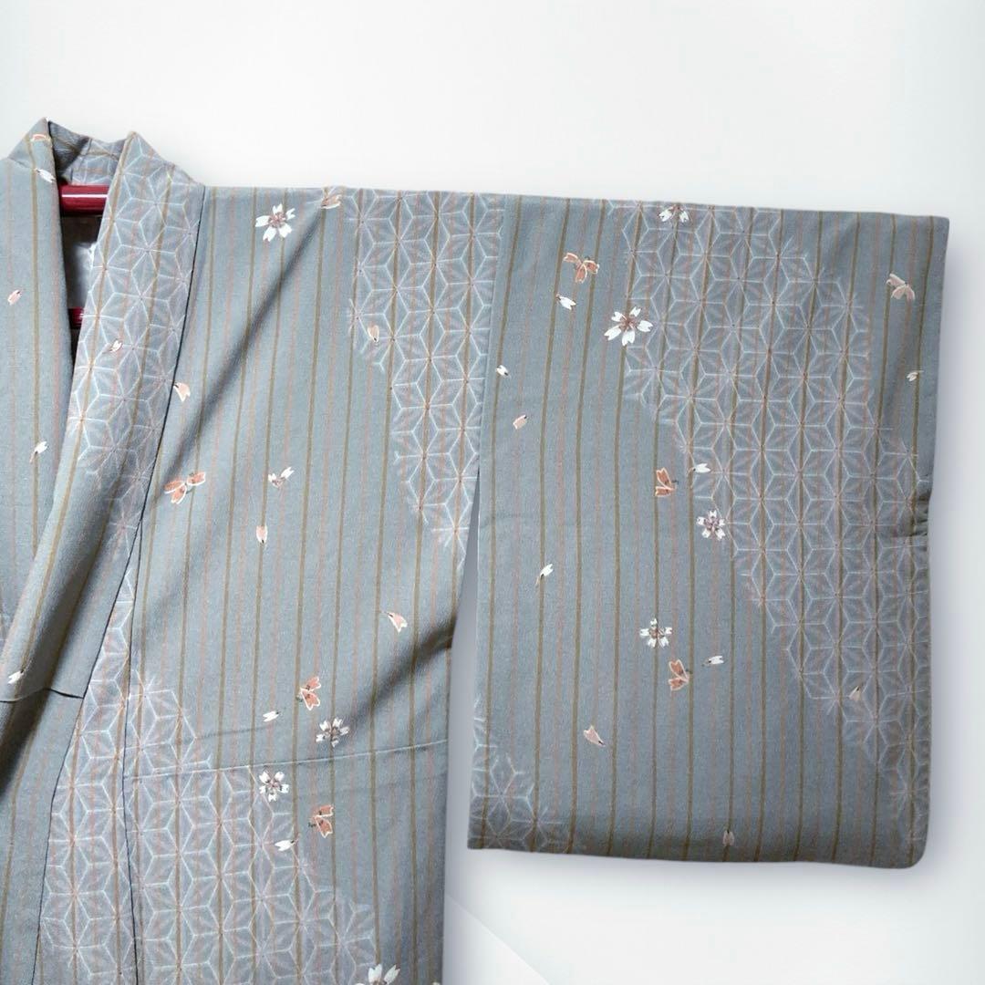 【良品✨】東レシルック　洗える着物　小紋　鼠色　麻の葉　舞桜　手縫い仕立て　I4