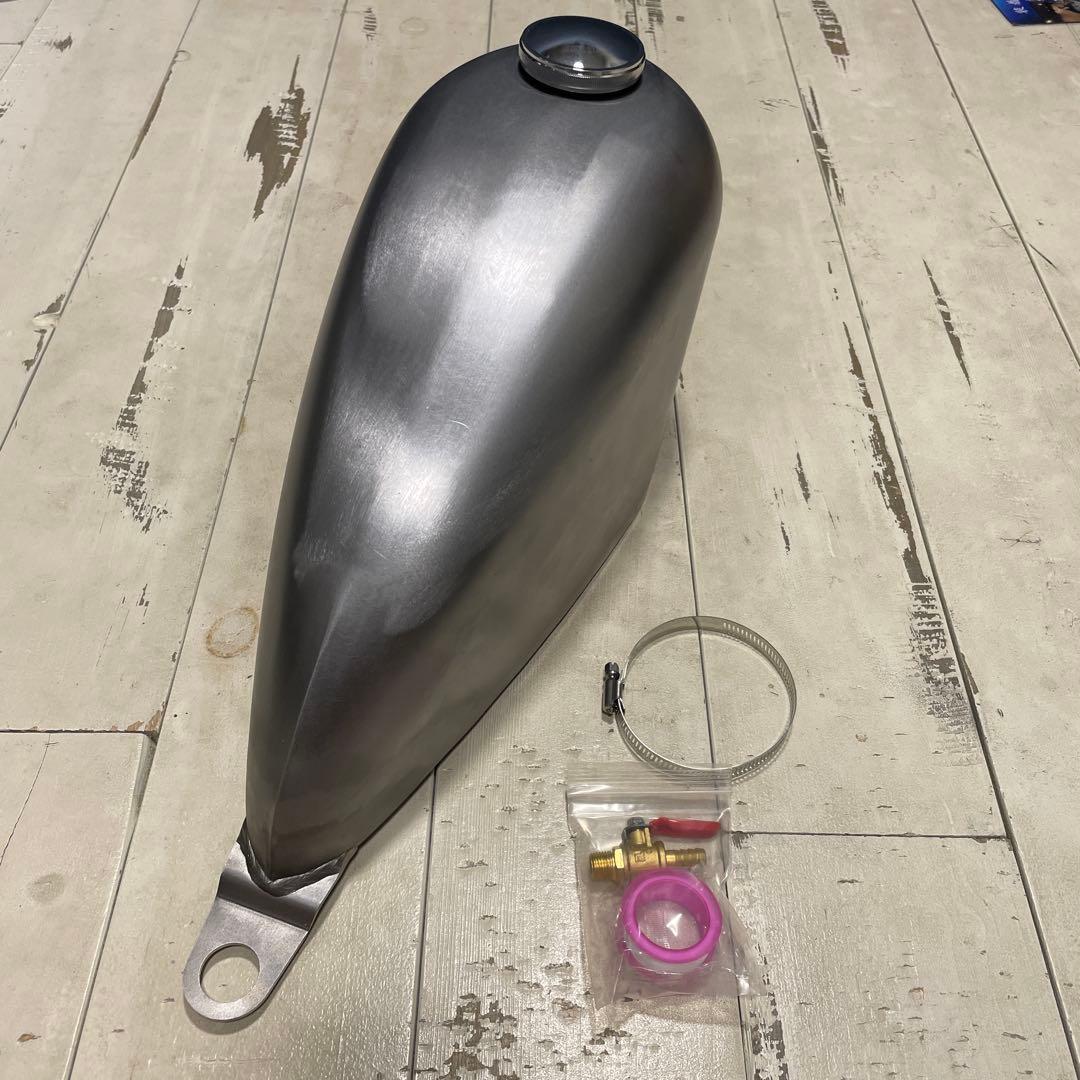 SR400用 超ナロースポーツスタータンク 未使用新品 キャップ、コック付き