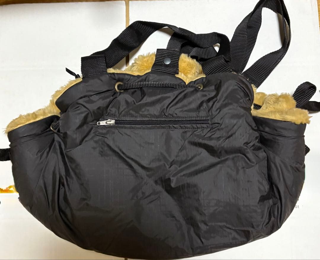 黒のファー付きキャリーバッグ