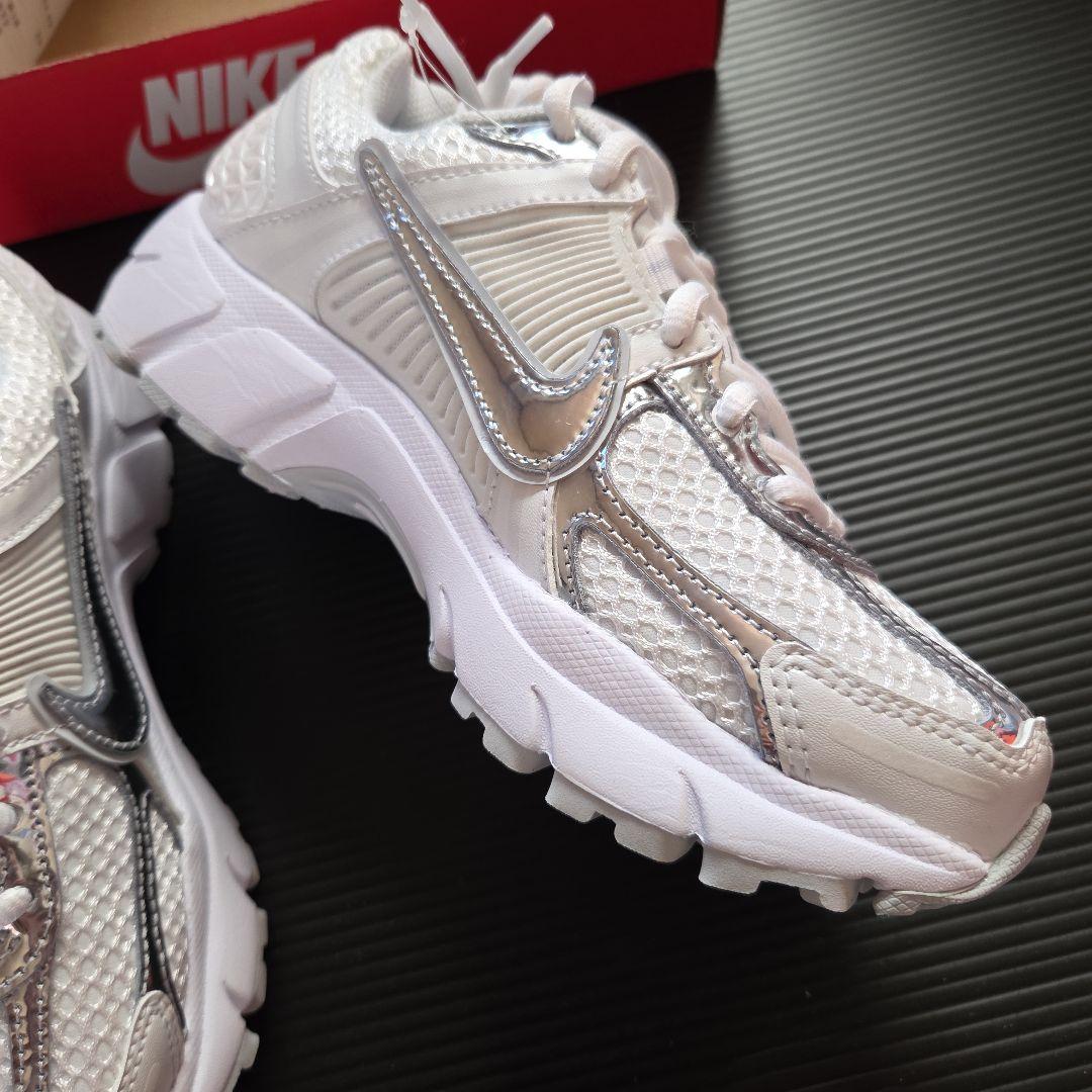 未使用❗W ナイキ ZOOM VOMERO 5 メタリック23cm.