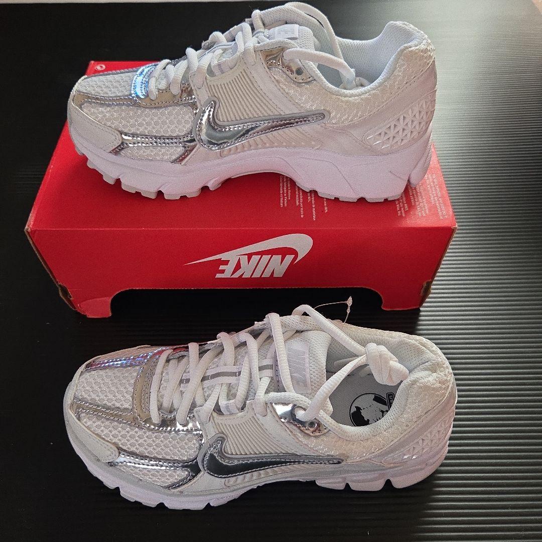 未使用❗W ナイキ ZOOM VOMERO 5 メタリック23cm.