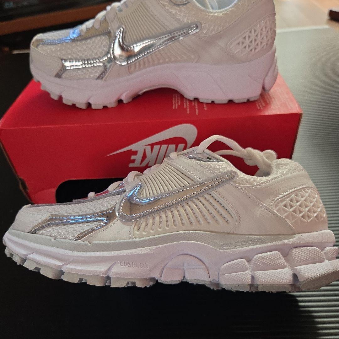 未使用❗W ナイキ ZOOM VOMERO 5 メタリック23cm.