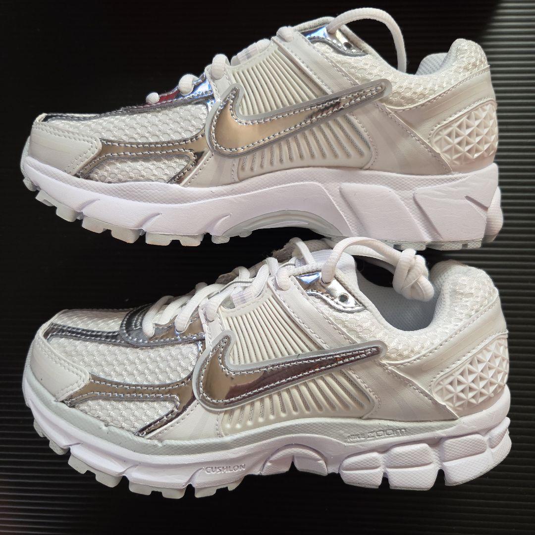 未使用❗W ナイキ ZOOM VOMERO 5 メタリック23cm.