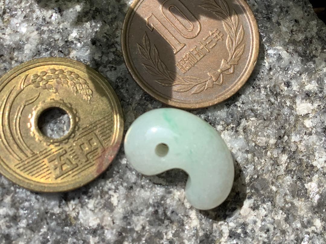 ✳業者様も大歓迎‼️ 糸魚川翡翠ロウカン勾玉　極上物‼️ 鑑別書付の本物を‼️