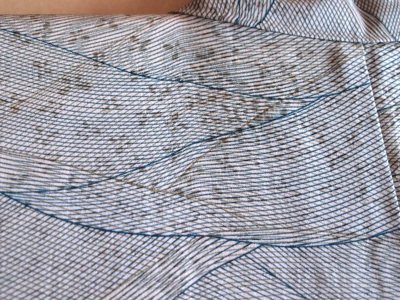 三越誂　織りに染め小紋（波筋文）裄65　薄手で軽　正絹美品