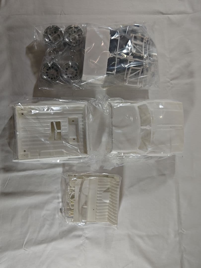 マ*ン様 【未組立】タミヤ RC ハイラックス ブルーザー 4WD 3速ミッショ