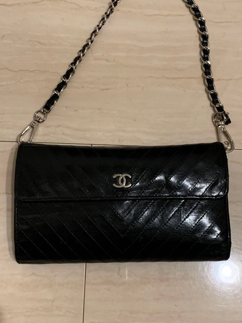 シャネルCHANEL黒色　長財布　Vステッチ　新品のショルダー付