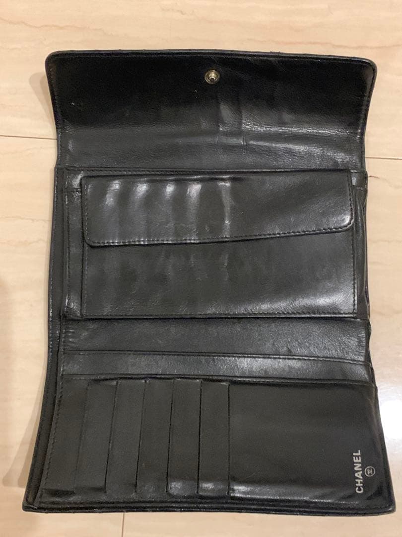 シャネルCHANEL黒色　長財布　Vステッチ　新品のショルダー付