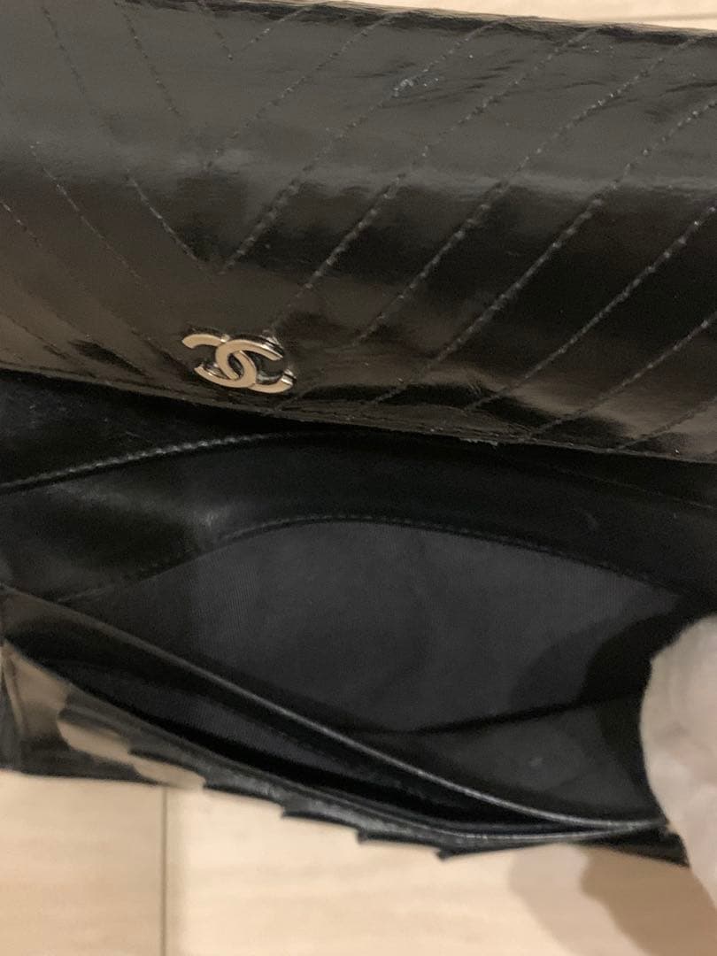シャネルCHANEL黒色　長財布　Vステッチ　新品のショルダー付