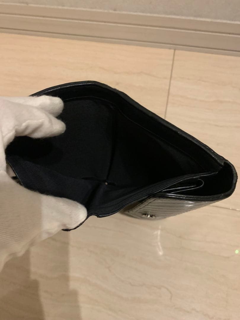 シャネルCHANEL黒色　長財布　Vステッチ　新品のショルダー付