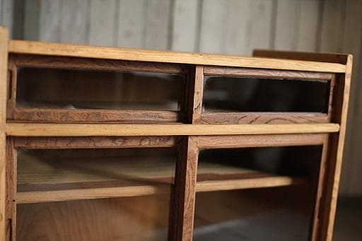 古い小ぶりな木枠のガラス戸棚×小引き出し5杯　食器棚　古家具　古民家