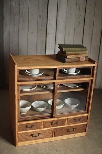 古い小ぶりな木枠のガラス戸棚×小引き出し5杯　食器棚　古家具　古民家