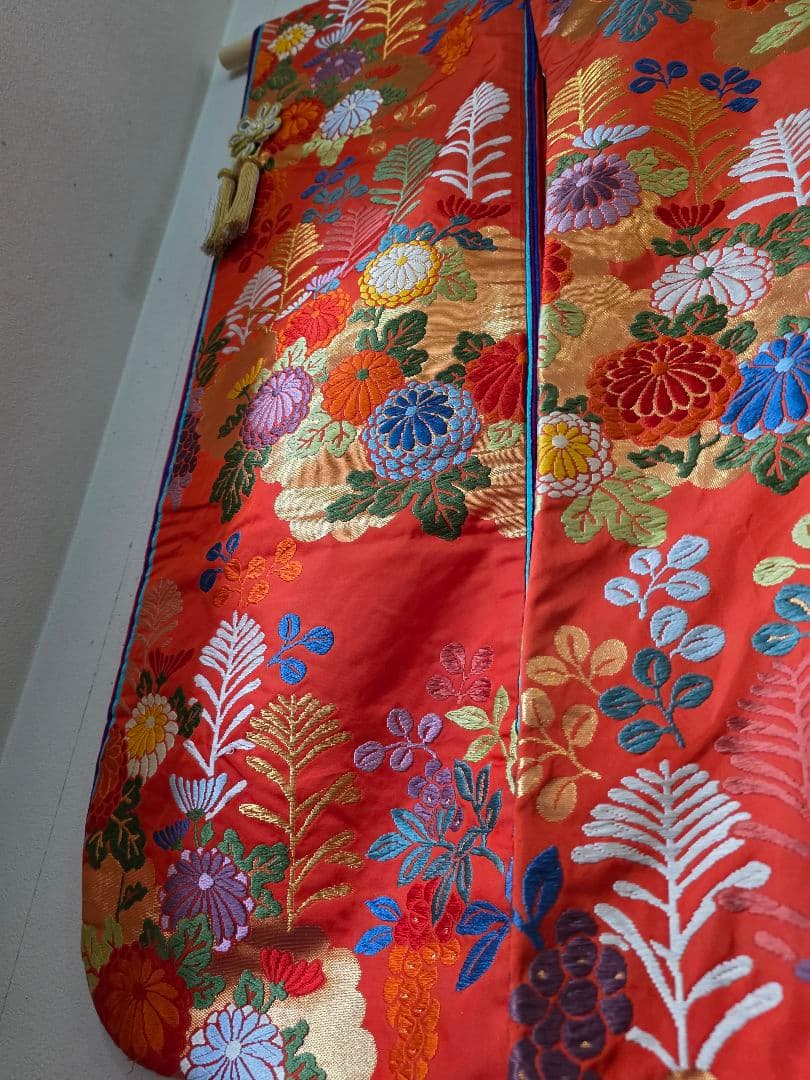 古い打ち掛け　オレンジ色 花柄刺繍 　飾り用