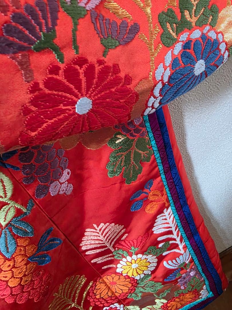 古い打ち掛け　オレンジ色 花柄刺繍 　飾り用