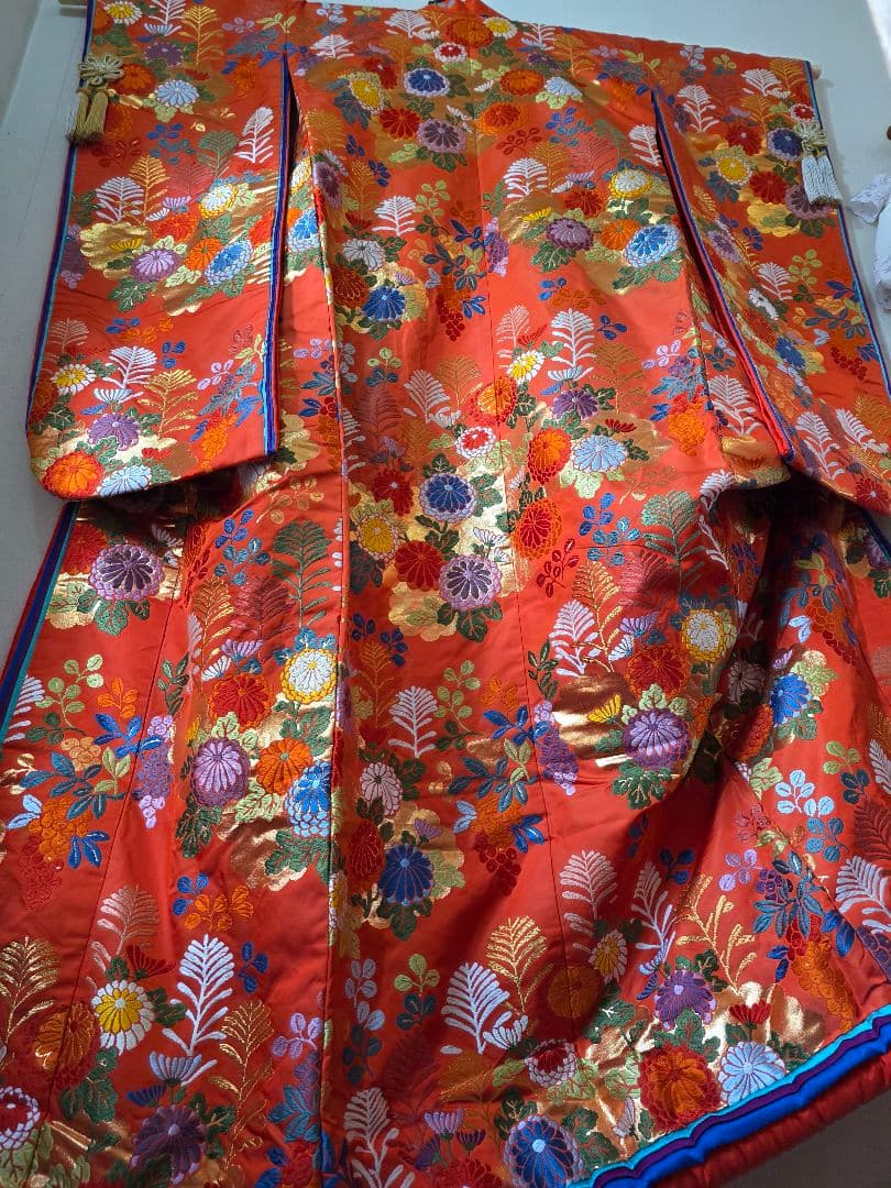 古い打ち掛け　オレンジ色 花柄刺繍 　飾り用