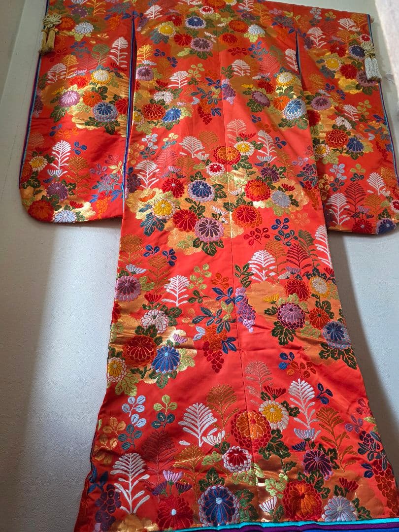 古い打ち掛け　オレンジ色 花柄刺繍 　飾り用