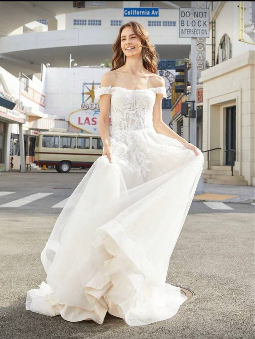 オフショルダー花柄刺繍ウェディングドレス