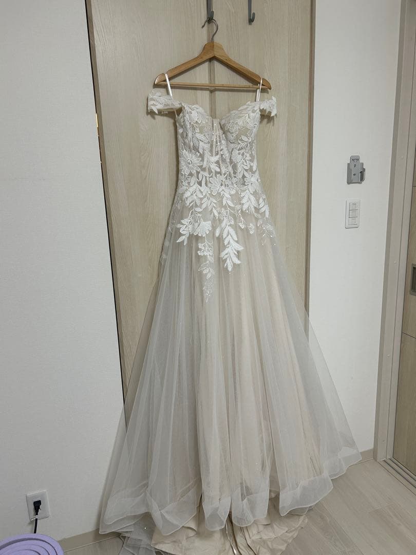 オフショルダー花柄刺繍ウェディングドレス