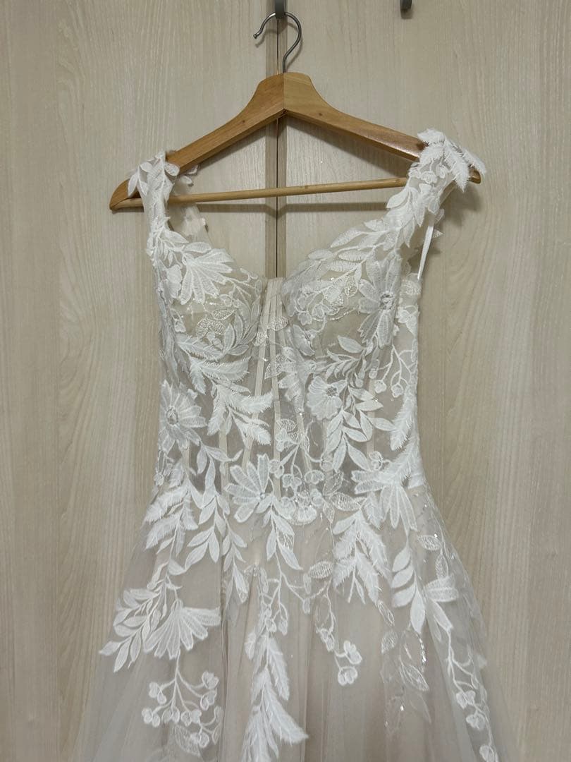 オフショルダー花柄刺繍ウェディングドレス