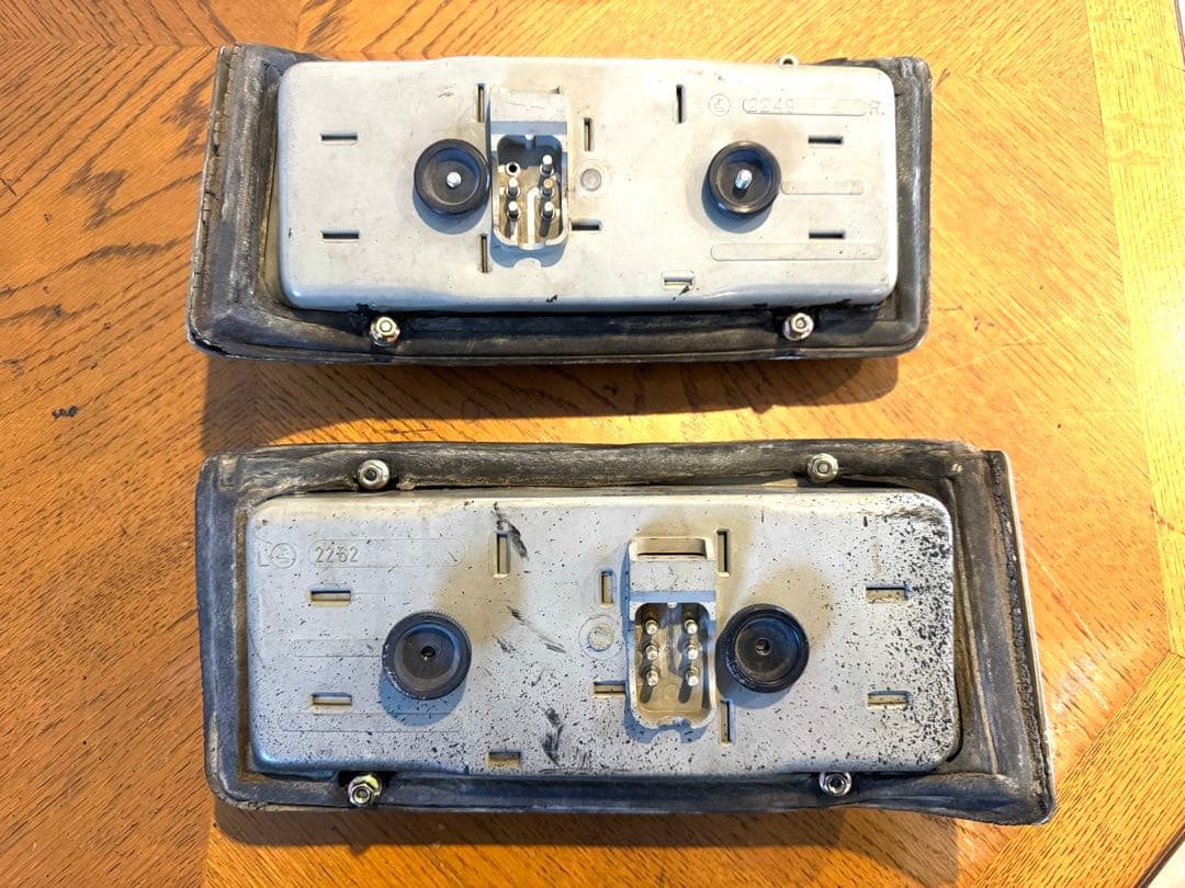 メルセデスベンツW114用前期用テールレンズ左右セット美品