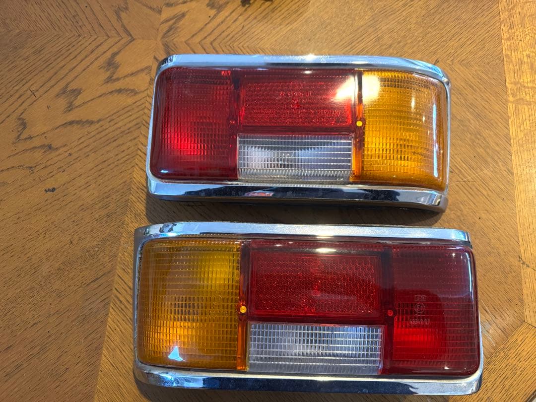 メルセデスベンツW114用前期用テールレンズ左右セット美品