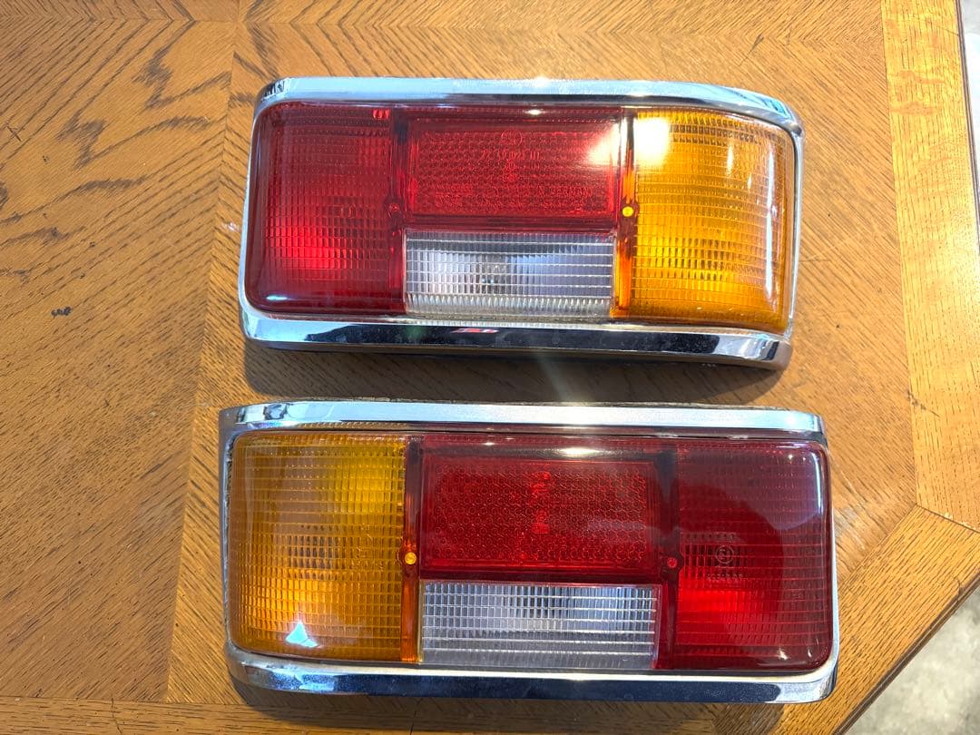 メルセデスベンツW114用前期用テールレンズ左右セット美品