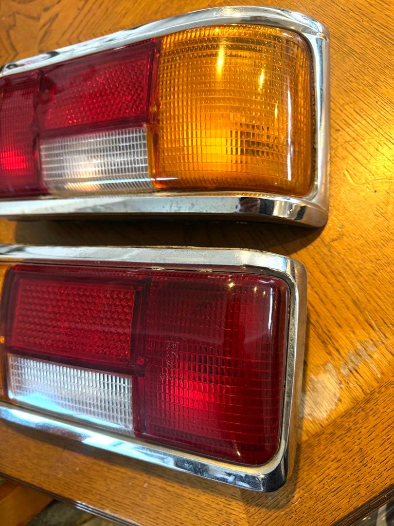 メルセデスベンツW114用前期用テールレンズ左右セット美品