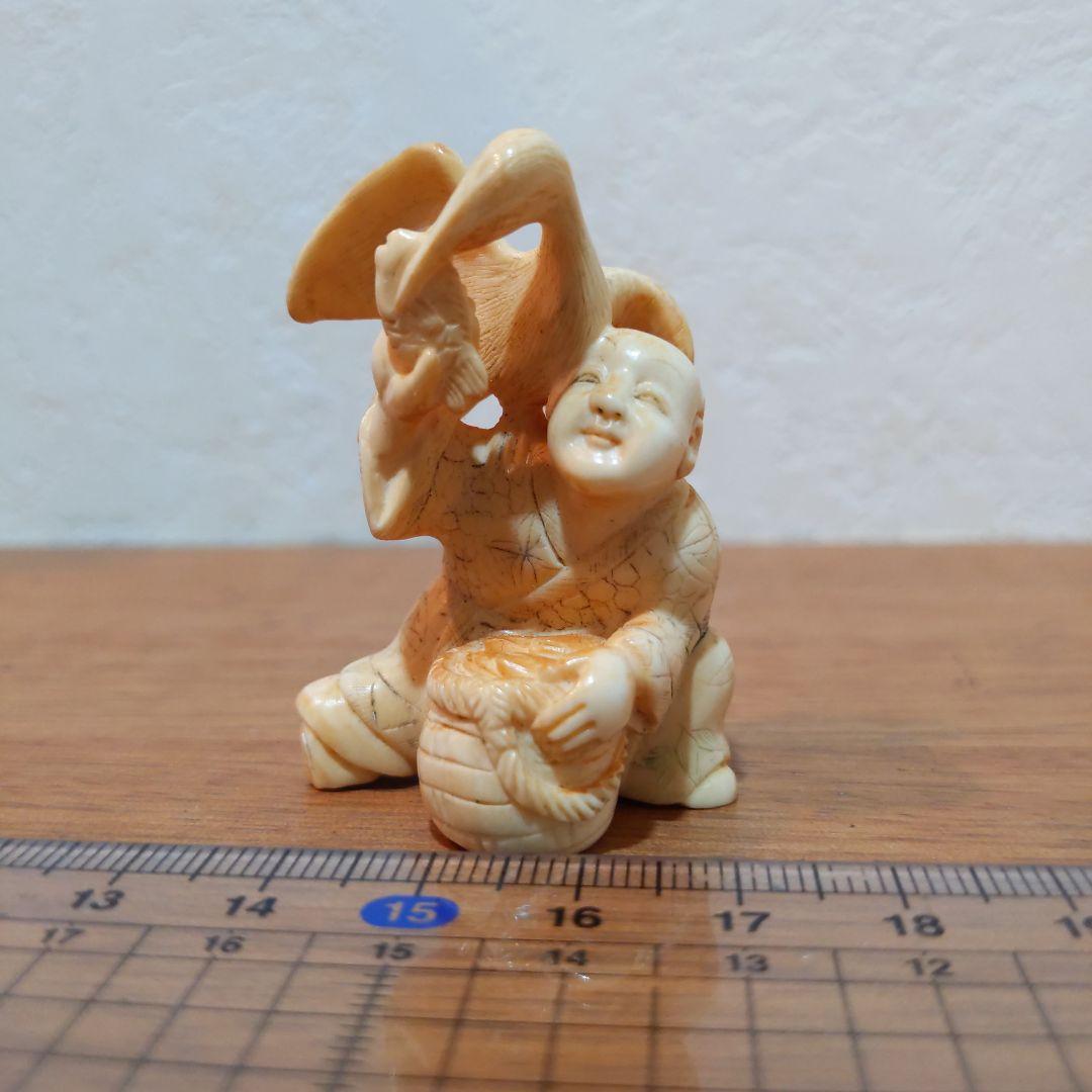 時代提げ物 人物根付 天然素材 在銘【鵜匠と鵜①】高さ約4.8cm 重さ約22ｇ