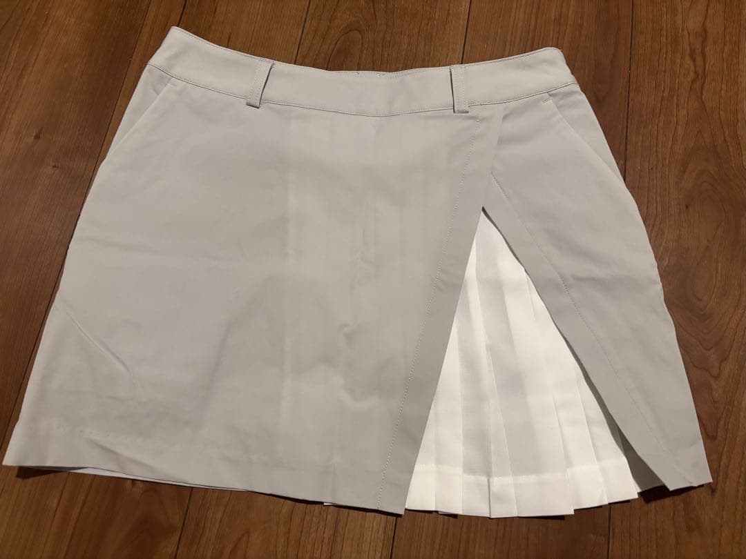 【新品未使用】TAYLORMADEスリット付きライトグレーゴルフスカート