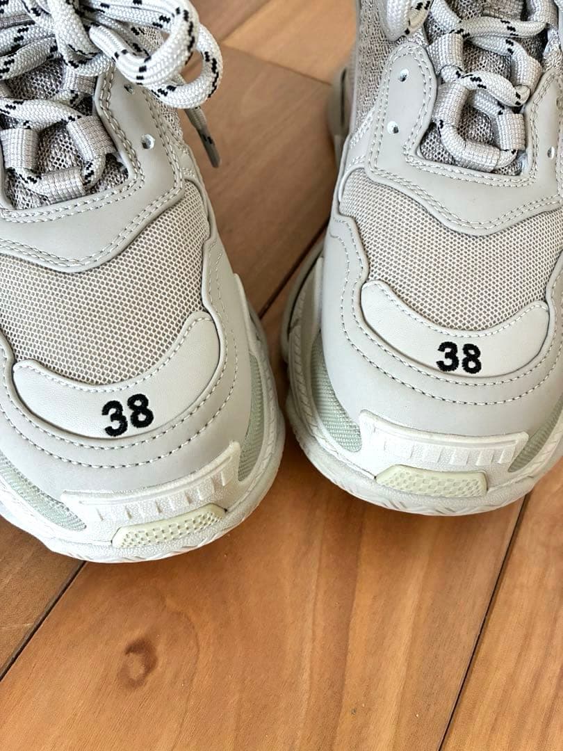 美品✴︎BALENCIAGA✴︎ベージュ スニーカー 38 Triple S 厚底