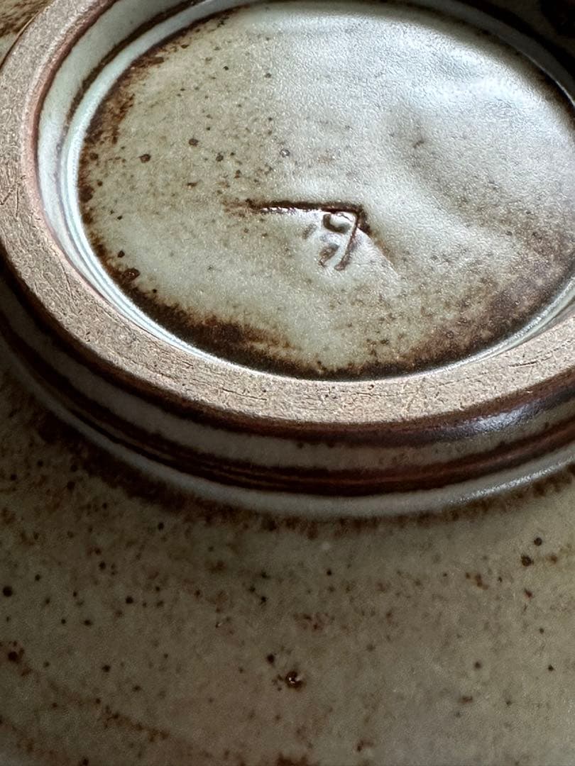 島岡達三　七寸皿　その1 窯傷を漆で埋めてあります