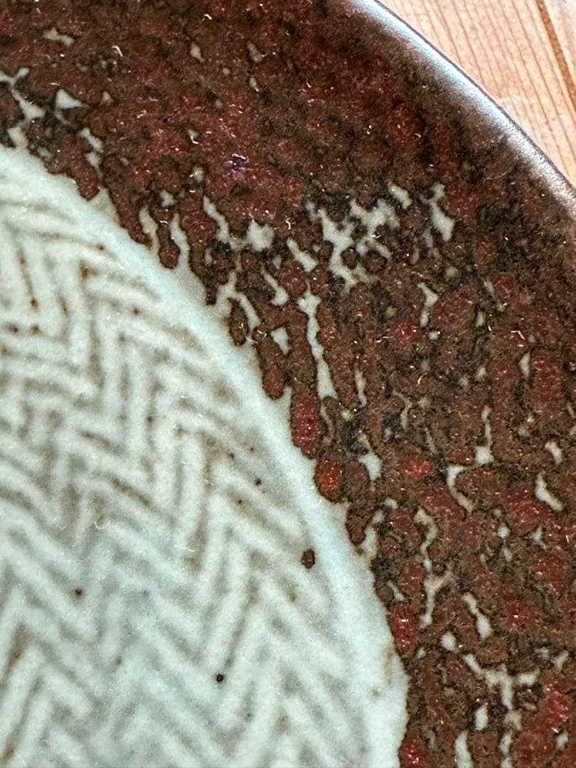 島岡達三　七寸皿　その1 窯傷を漆で埋めてあります