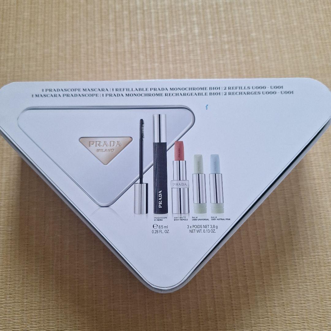 PRADA BEAUTY CLUTCH 三角形デザイン