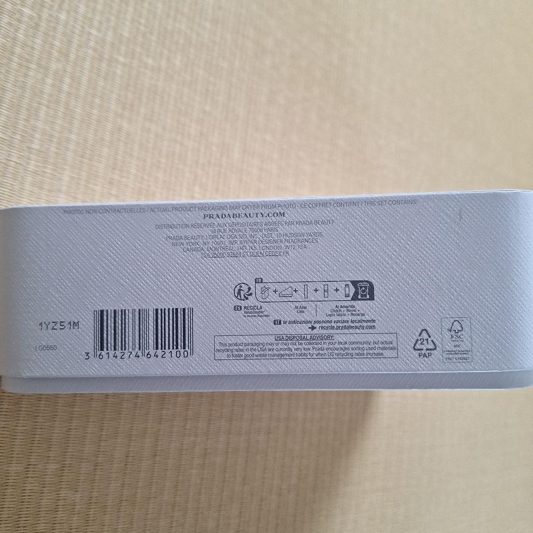 PRADA BEAUTY CLUTCH 三角形デザイン