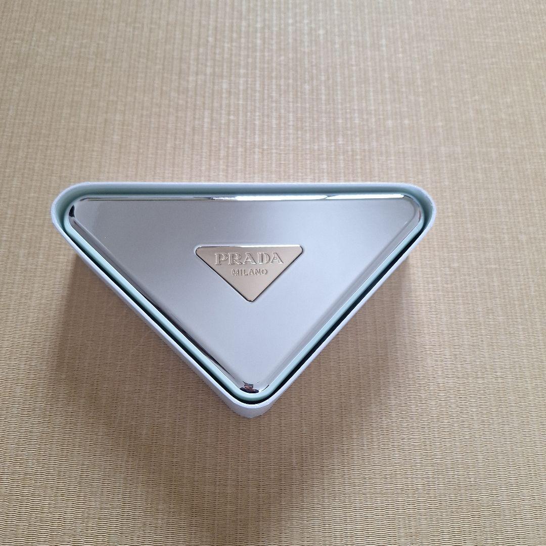 PRADA BEAUTY CLUTCH 三角形デザイン
