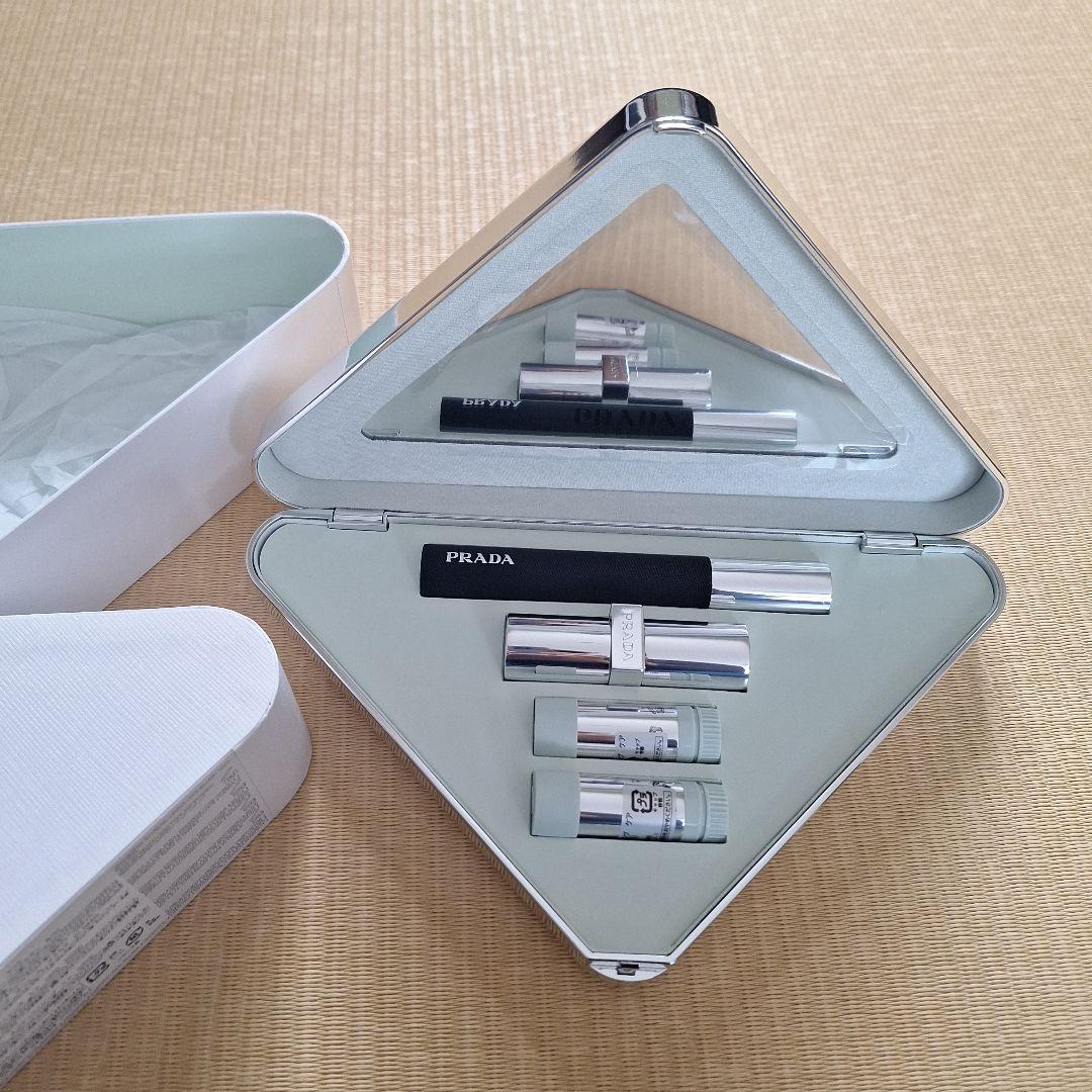 PRADA BEAUTY CLUTCH 三角形デザイン