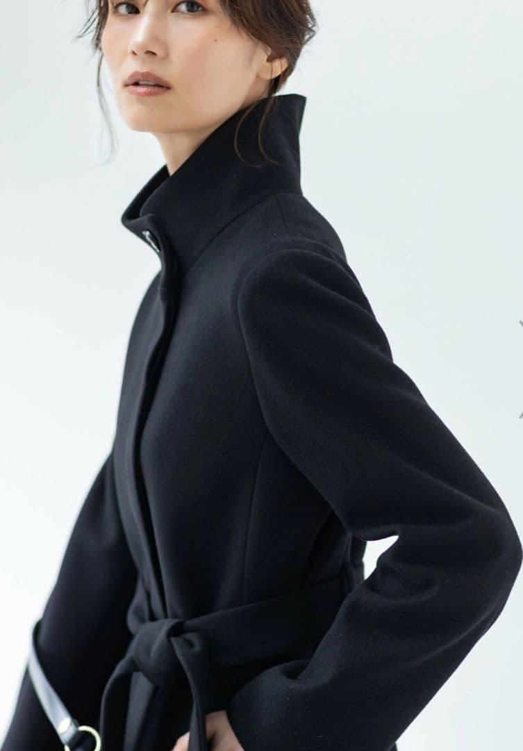 ウエストベルト付き黒ロングコート