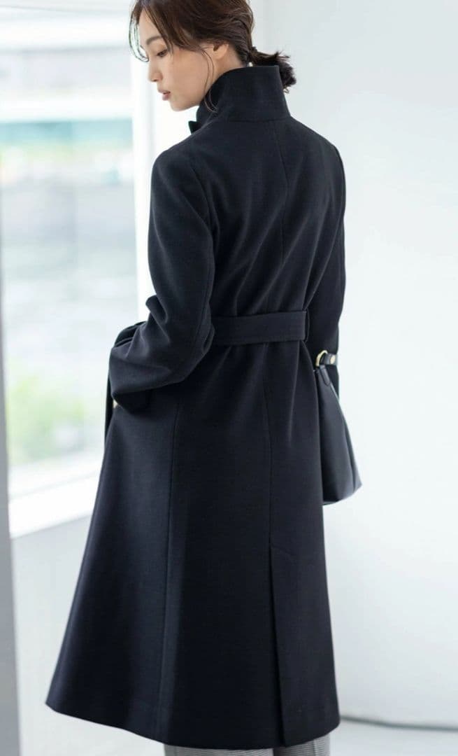 ウエストベルト付き黒ロングコート