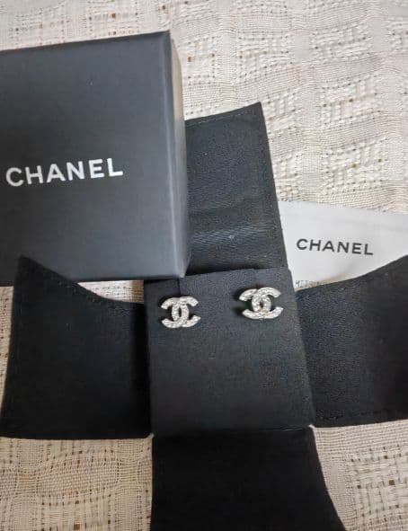 CHANEL ココマーク ラインストーン スタッドピアス シルバー
