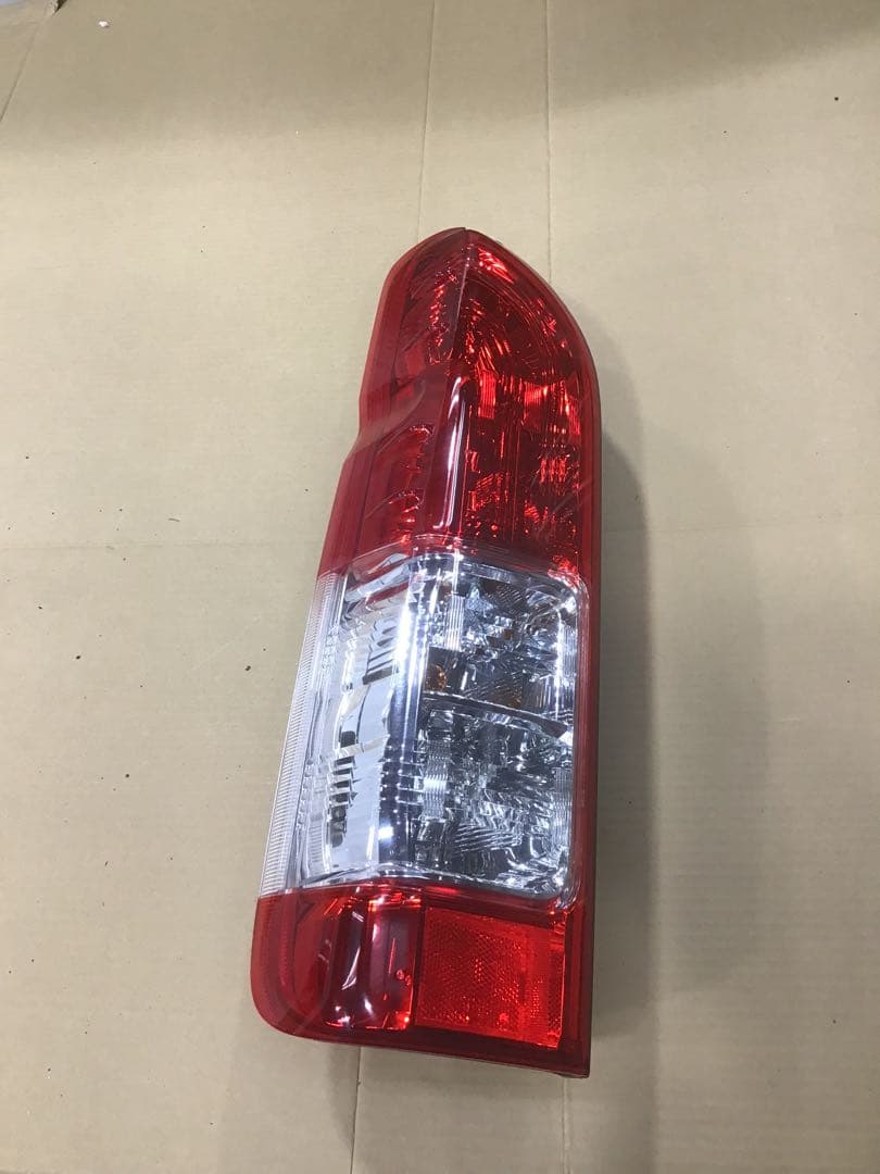 ハイエース　テールランプ　左