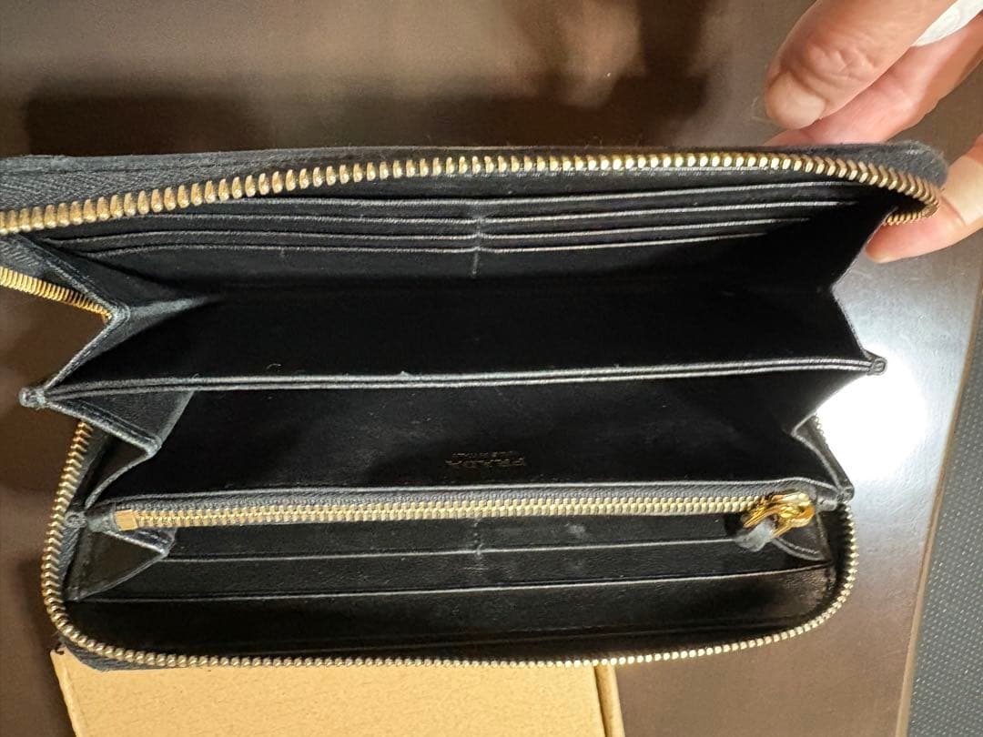 PRADA 黒 刺繍 長財布