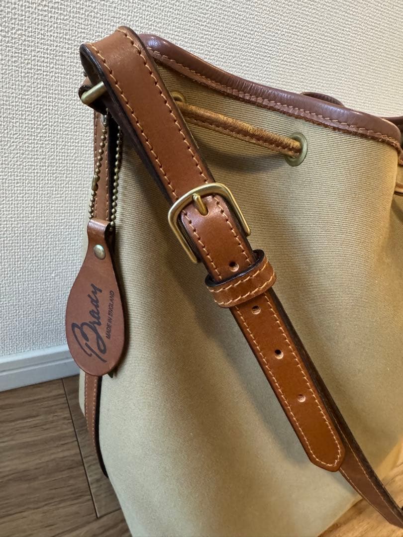 Brady ブレディ カルダー ベージュ 巾着 ショルダーバッグ 英国製