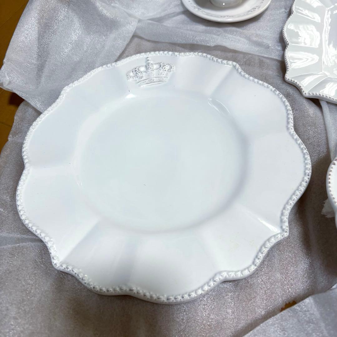 ハルモニア　ホワイトクラウンシリーズ王冠装飾付き白い皿4枚セット