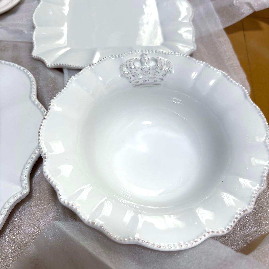 ハルモニア　ホワイトクラウンシリーズ王冠装飾付き白い皿4枚セット