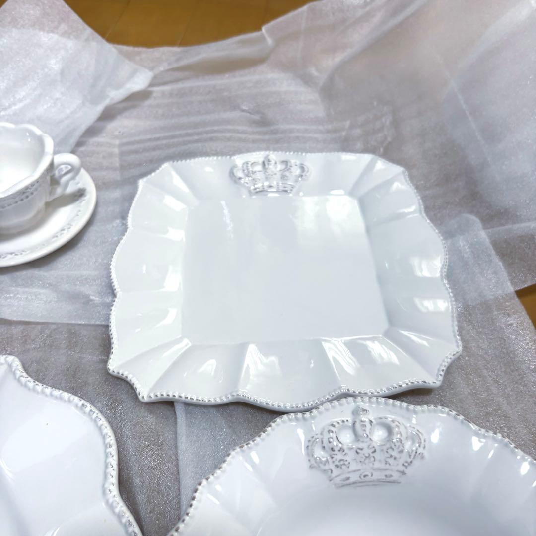 ハルモニア　ホワイトクラウンシリーズ王冠装飾付き白い皿4枚セット