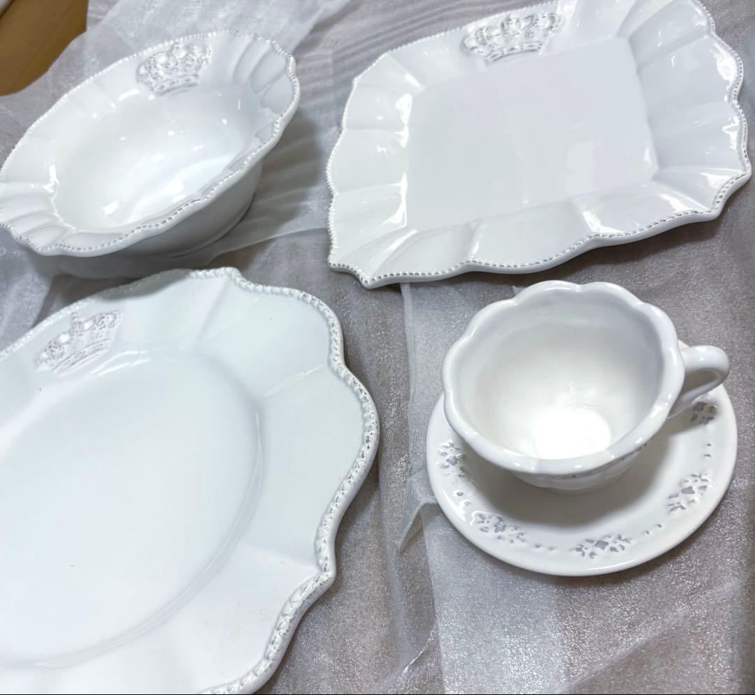 ハルモニア　ホワイトクラウンシリーズ王冠装飾付き白い皿4枚セット