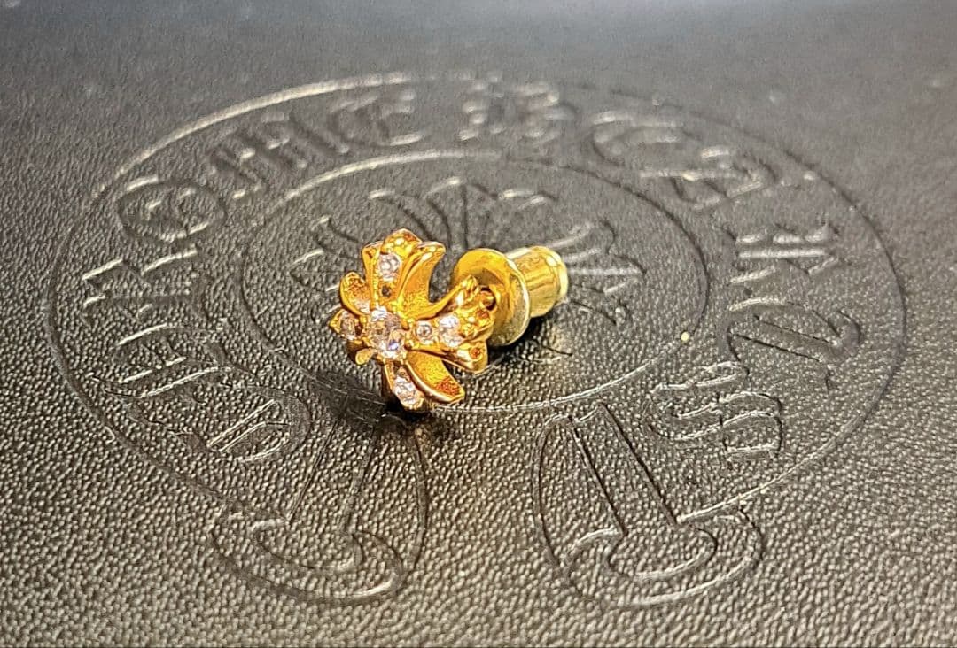CHROME HEARTS CHプラス スタッド ピアス 22K パヴェ 片耳
