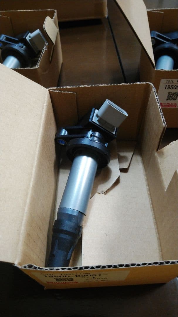 な　ダイハツ　イグニッションコイル 19500-B2051 純正新品