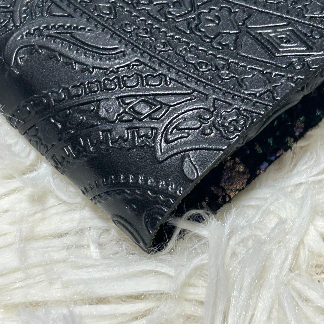 [極美品] 所作 ショサ 三つ折り財布 黒 ペイズリー柄 マルチカラー 高級感