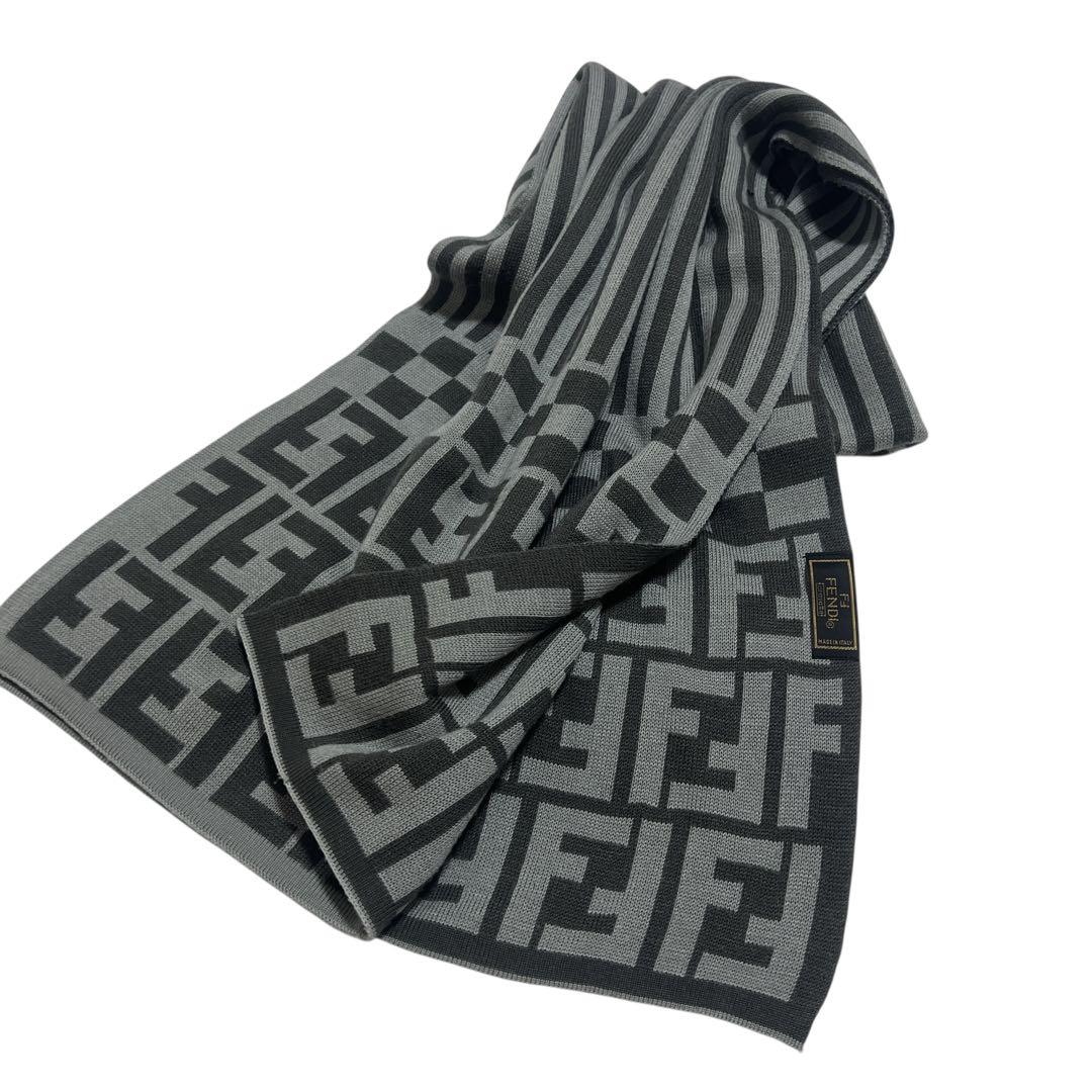 【美品】FENDIグレーのストライプとロゴのズッカ柄マフラー